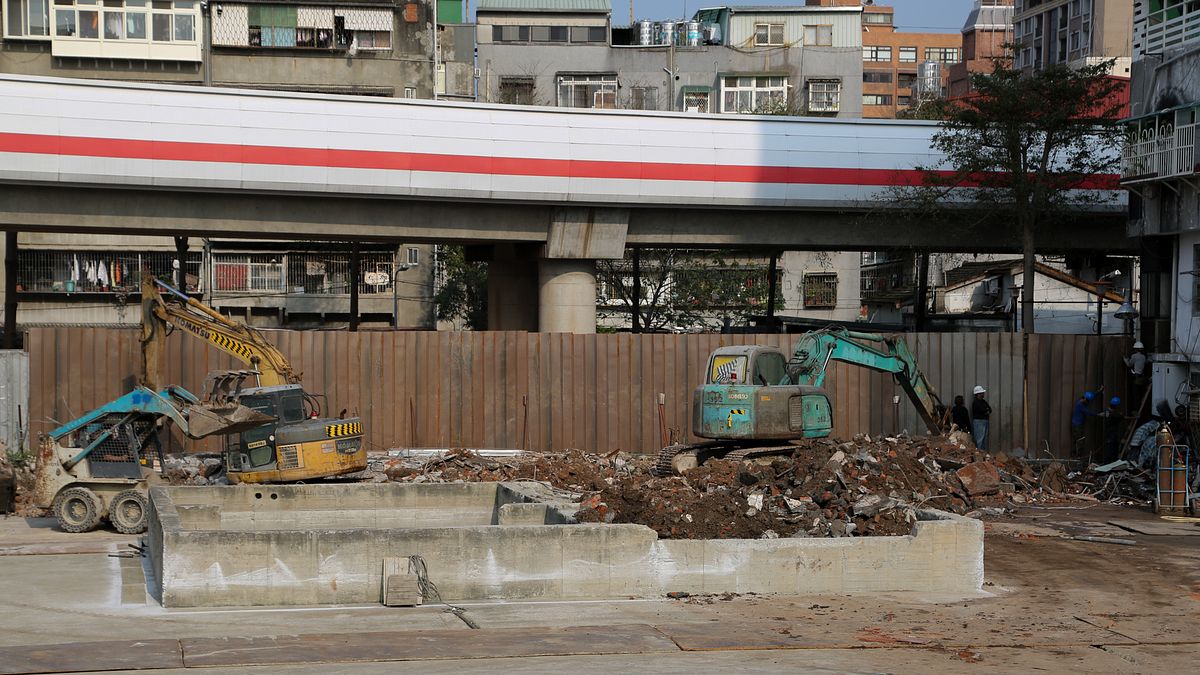 與其讓建商賺得飽飽的,政府何不親自操刀都更,輕易達成居住正義的目標?圖為先前的文林苑工地。(資料照,余志偉攝) 與其讓建商賺得飽飽的,政府何不親自操刀都更,輕易達成居住正義的目標?圖為先前的文林苑工地。(資料照,余志偉攝)