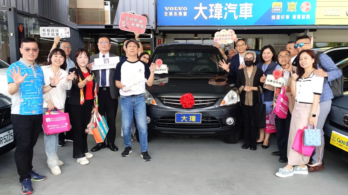 多位「傳愛天使」集資,於端午節前夕合力捐贈一輛中古車,揪人愛心做公益的李吉祥(右三)表示,「咱們要讓這台車,成為名符其實的『傳愛行動車』!」(圖/葡萄樹關懷協會提供)