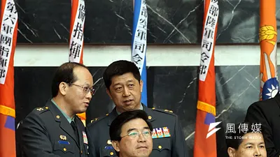 國防部主計局局長陳麒中將(前左)因妻子的勞、健保掛在軍品供應商公司下,自請調整職務獲准。(資料照,蘇仲泓攝)