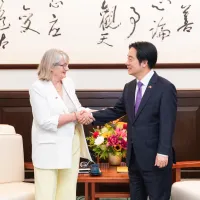 頼清徳総統(右)は28日、フランス国民議会の台湾友好議員連盟会長、マリー=ノエル・バティステル氏(左)率いる訪問団一行7人と総統府で面会した。(写真/総統府提供) 頼清徳総統(右)は28日、フランス国民議会の台湾友好議員連盟会長、マリー=ノエル・バティステル氏(左)率いる訪問団一行7人と総統府で面会した。(写真/総統府提供)