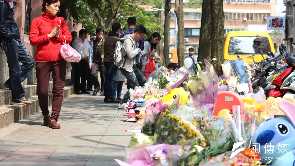 台北市近日隨機傷人案件不斷,台北市警局刑警大隊公布將祭出3大措施,加強管制轄區的毒品治安列管人口,期望可以避免這類慘劇再度發生。圖為內湖女童命案現場的追悼花束。(資料照,杜兆倫攝)