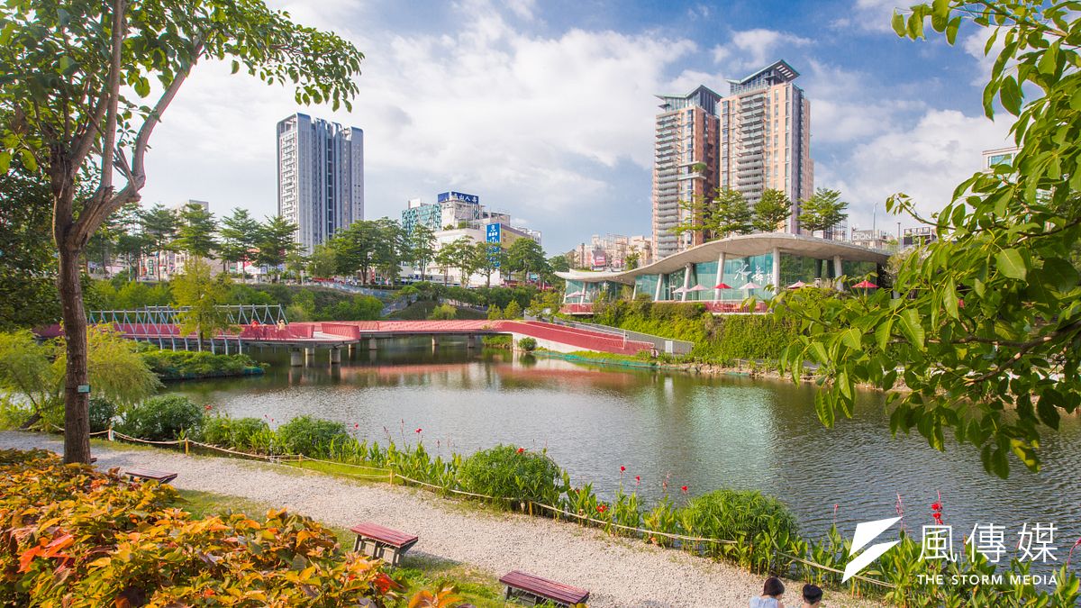 台中市秋紅谷生態公園周邊交通方便,公共設施相當完,吸引許多民眾前往休閒旅遊。(圖/臺中觀光旅遊網) 台中市秋紅谷生態公園周邊交通方便,公共設施相當完,吸引許多民眾前往休閒旅遊。(圖/臺中觀光旅遊網)