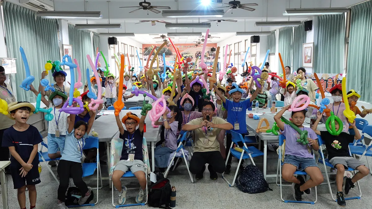 輔英魔術氣球創意社帶領小朋友學習折氣球造型。(圖/輔英科技大學) 輔英魔術氣球創意社帶領小朋友學習折氣球造型。(圖/輔英科技大學)