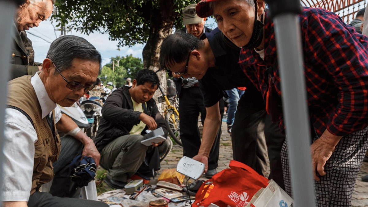 網購公司「拼多多」,本周已經在美國正式上市,目前總市值超過240億美元,是今年以來規模第四大的IPO,拼多多瞄準中國三四線城市消費者,而這些被忽視的力量,讓拼多多只用了三年的時間,就成為用戶數達3.5億的新一代明星。(圖/取自shutterstock,數位時代提供) 網購公司「拼多多」,本周已經在美國正式上市,目前總市值超過240億美元,是今年以來規模第四大的IPO,拼多多瞄準中國三四線城市消費者,而這些被忽視的力量,讓拼多多只用了三年的時間,就成為用戶數達3.5億的新一代明星。(圖/取自shutterstock,數位時代提供)