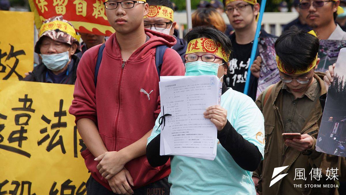 蠻野心足生態協會律師蔡雅瀅(前右)從環評爭議切入,持續為樂生院民爭取權益。(盧逸峰攝) 蠻野心足生態協會律師蔡雅瀅(前右)從環評爭議切入,持續為樂生院民爭取權益。(盧逸峰攝)