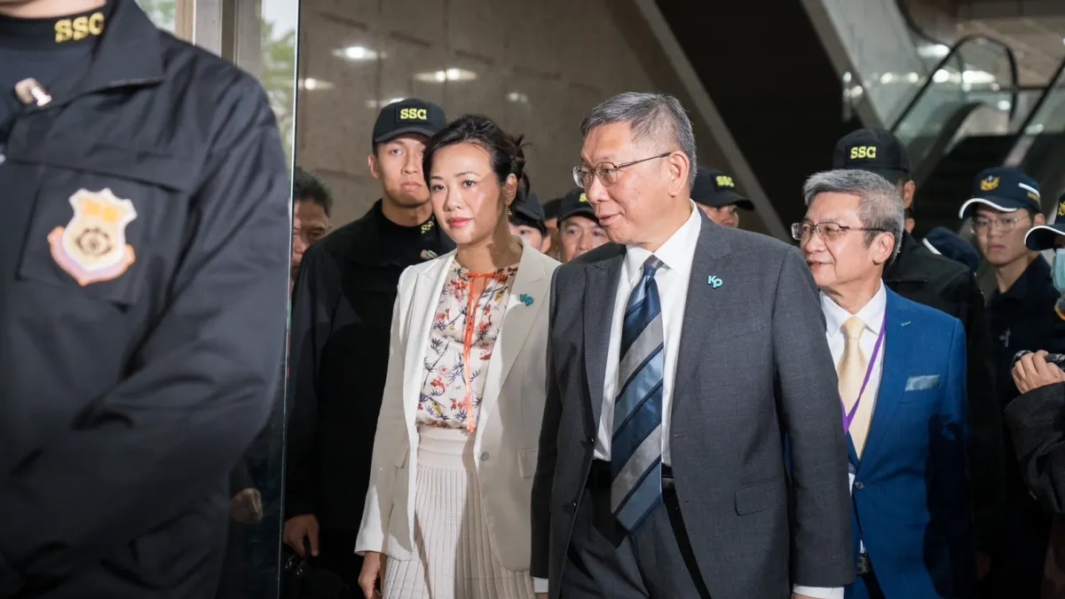 藍白合破局,民眾黨總統候選人柯文哲(右)偕同副手吳欣盈(左)赴中選登記參選。(民眾黨提供)