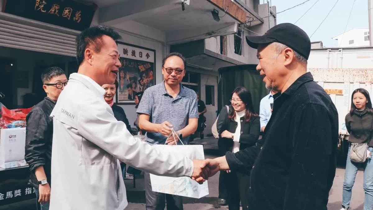 金馬導演陳玉勳新片「大濛」到嘉義取景,縣長翁章梁前往探班。(圖/嘉義縣政府新聞行銷處提供)