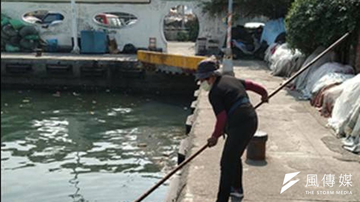 高雄市海洋局防範登革熱,加強港區的水、陸域、溝渠、人孔蓋等處加強清潔。(圖/徐炳文攝) 高雄市海洋局防範登革熱,加強港區的水、陸域、溝渠、人孔蓋等處加強清潔。(圖/徐炳文攝)