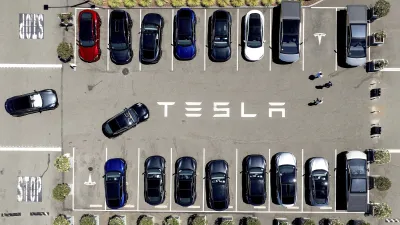 2025年8月5日,特斯拉加州弗里蒙特工廠的停車場。 (美聯社照片/諾亞·伯傑)