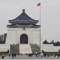 作者認為,評價蔣中正無須一味歌功頌德或劈頭痛罵,而是應功過並陳以公允地還原史實。(資料照,柯承惠攝) 作者認為,評價蔣中正無須一味歌功頌德或劈頭痛罵,而是應功過並陳以公允地還原史實。(資料照,柯承惠攝)