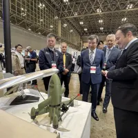 李逸洋・駐日代表が、千葉県の幕張メッセで開催された国際ドローン展「Japan Drone 2026」を視察した。(資料写真/台北駐日経済文化代表処提供) 李逸洋・駐日代表が、千葉県の幕張メッセで開催された国際ドローン展「Japan Drone 2026」を視察した。(資料写真/台北駐日経済文化代表処提供)
