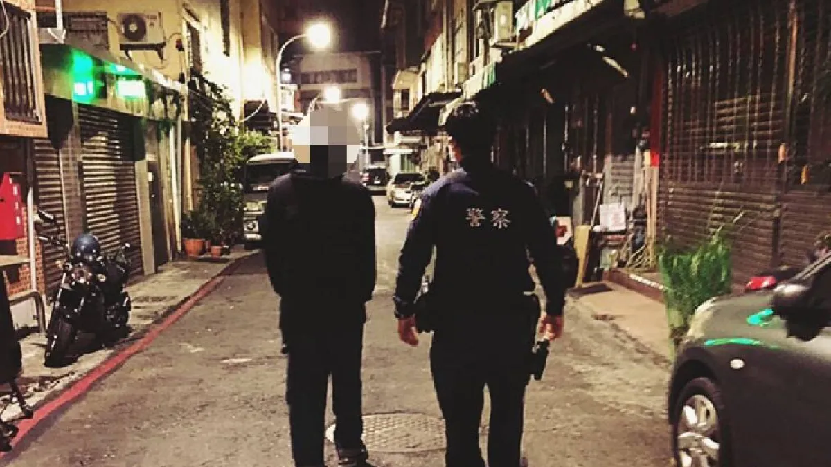 員警一路沿途陪伴著陳男護送回家,才安心離開。(圖/新興分局提供)