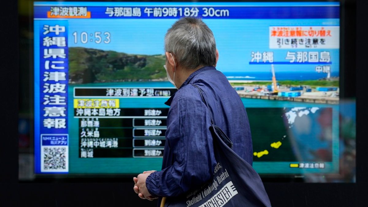 花蓮地震,國家級警報却失準。圖為東京街頭的電視正在播放沖繩海嘯警報和台灣地震的即時新聞。(美聯社) 花蓮地震,國家級警報却失準。圖為東京街頭的電視正在播放沖繩海嘯警報和台灣地震的即時新聞。(美聯社)