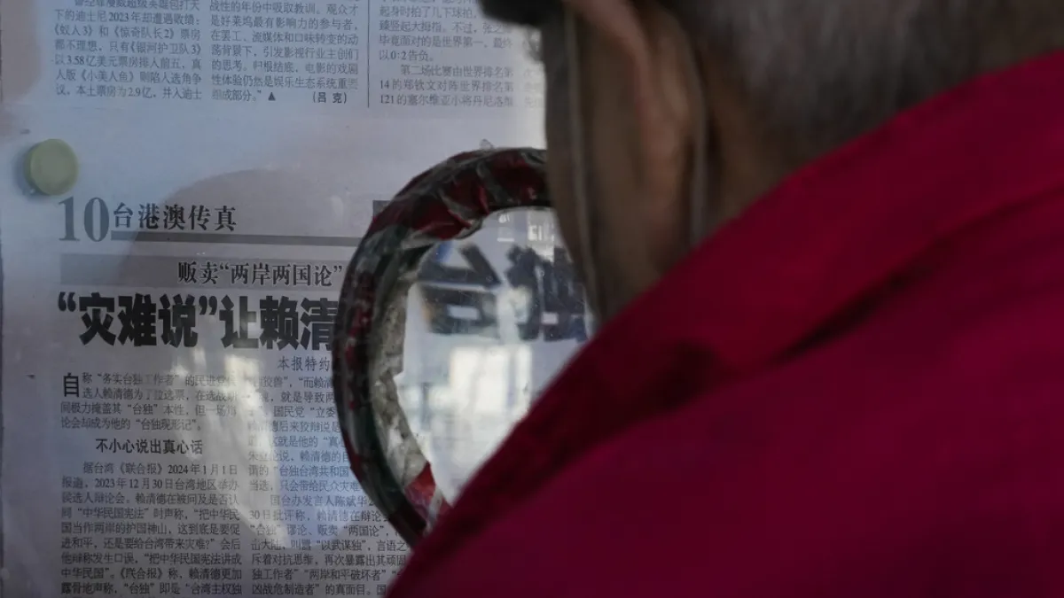 一位北京市民正在閱讀對於賴清德言論以及台獨的報導。(資料照,美聯社)