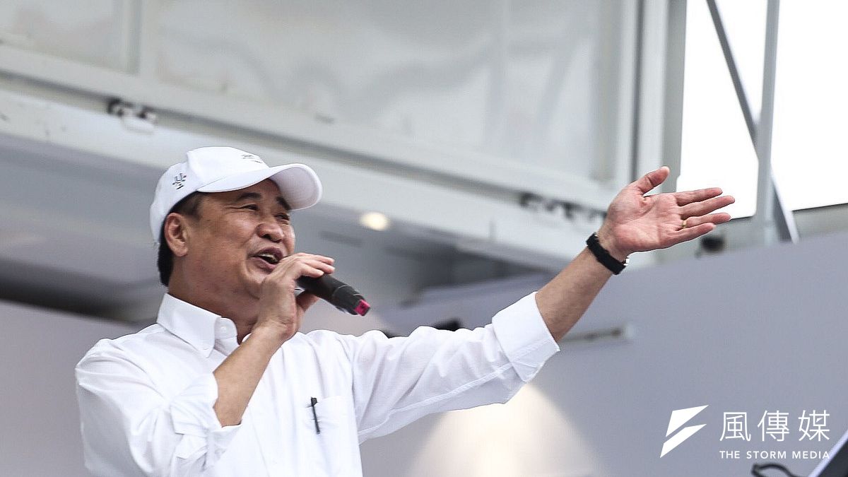 台北市長柯文哲今(20)日在北投七星公園舉行行動競選總部開幕園遊會,民進黨籍的台北市副市長陳景峻也到場獻唱。(陳品佑攝) 台北市長柯文哲今(20)日在北投七星公園舉行行動競選總部開幕園遊會,民進黨籍的台北市副市長陳景峻也到場獻唱。(陳品佑攝)