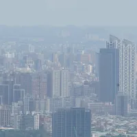 春節9天假期,出門走春可能會受空氣品質影響。示意圖。(資料照,盧逸峰攝) 春節9天假期,出門走春可能會受空氣品質影響。示意圖。(資料照,盧逸峰攝)