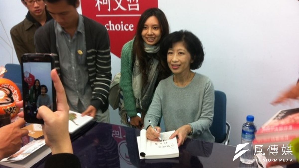 台北市長當選人柯文哲6日下午到競選總部,陳佩琪稍後也到總部,兩人都受到志工、支持者熱烈歡迎,兩人還分頭替志工、支持者簽名、合影。(顏振凱攝) 台北市長當選人柯文哲6日下午到競選總部,陳佩琪稍後也到總部,兩人都受到志工、支持者熱烈歡迎,兩人還分頭替志工、支持者簽名、合影。(顏振凱攝)