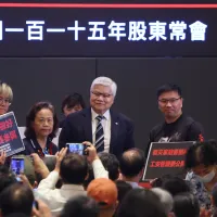 4日、台湾積体電路製造(TSMC)の株主総会で議長を務める最高経営責任者・魏哲家氏(中央)。(写真/顔麟宇撮影) 4日、台湾積体電路製造(TSMC)の株主総会で議長を務める最高経営責任者・魏哲家氏(中央)。(写真/顔麟宇撮影)