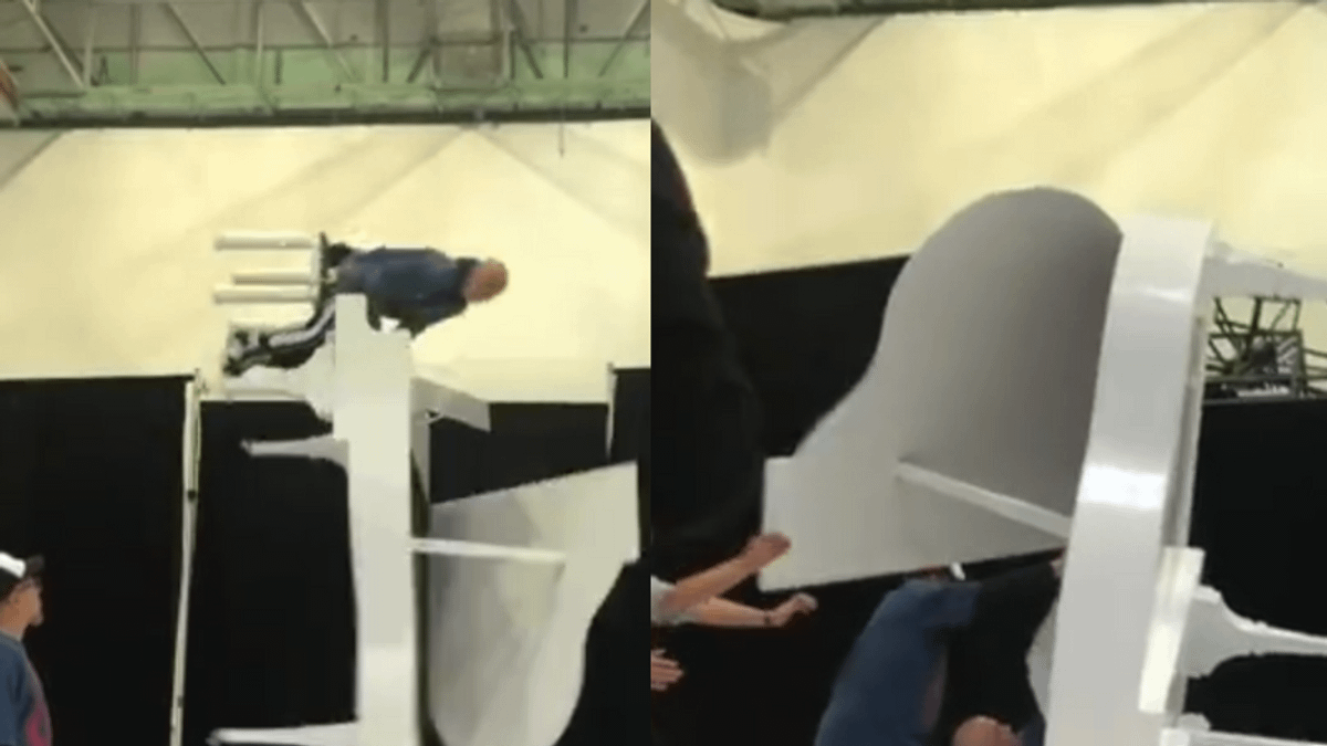 張衛健近日在彩排將在澳門舉行演唱會中的高難度動作時發生意外。(圖/翻攝自微博) 張衛健近日在彩排將在澳門舉行演唱會中的高難度動作時發生意外。(圖/翻攝自微博)