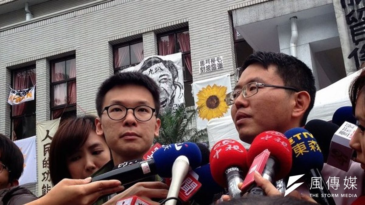 318學運佔領立法院活動持續進行,10多天來的抗爭行動,引起周邊住戶反彈,學運總指揮林飛帆3日上午出面向週邊住戶道歉。(羅暐智攝) 318學運佔領立法院活動持續進行,10多天來的抗爭行動,引起周邊住戶反彈,學運總指揮林飛帆3日上午出面向週邊住戶道歉。(羅暐智攝)