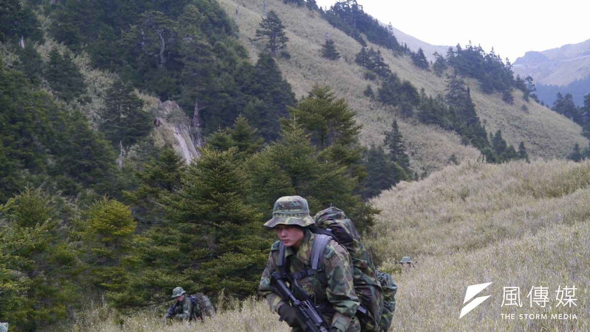 國軍首位完成女突擊兵特訓、並將於完成陸軍山寒地作戰師資班特訓的謝淑貞,結訓後就是國軍高山作戰的「巔峰戰士」。(朱明攝) 國軍首位完成女突擊兵特訓、並將於完成陸軍山寒地作戰師資班特訓的謝淑貞,結訓後就是國軍高山作戰的「巔峰戰士」。(朱明攝)