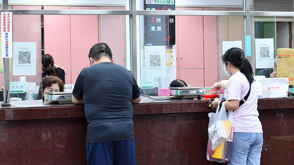 台鐵指出,如今旅客主要依靠「台鐵 e 訂通」與四大超商。尤其 e 訂通 APP 上線後,憑手機即可完成購票、付款到取票流程,逐漸成為主流;而 7-ELEVEN、全家、萊爾富與 OK 超商全台已有逾一萬三千家門市,旅客可以 24 小時完成購票或取票,不再受郵局與車站營業時間限制。(顏麟宇攝) 台鐵指出,如今旅客主要依靠「台鐵 e 訂通」與四大超商。尤其 e 訂通 APP 上線後,憑手機即可完成購票、付款到取票流程,逐漸成為主流;而 7-ELEVEN、全家、萊爾富與 OK 超商全台已有逾一萬三千家門市,旅客可以 24 小時完成購票或取票,不再受郵局與車站營業時間限制。(顏麟宇攝)