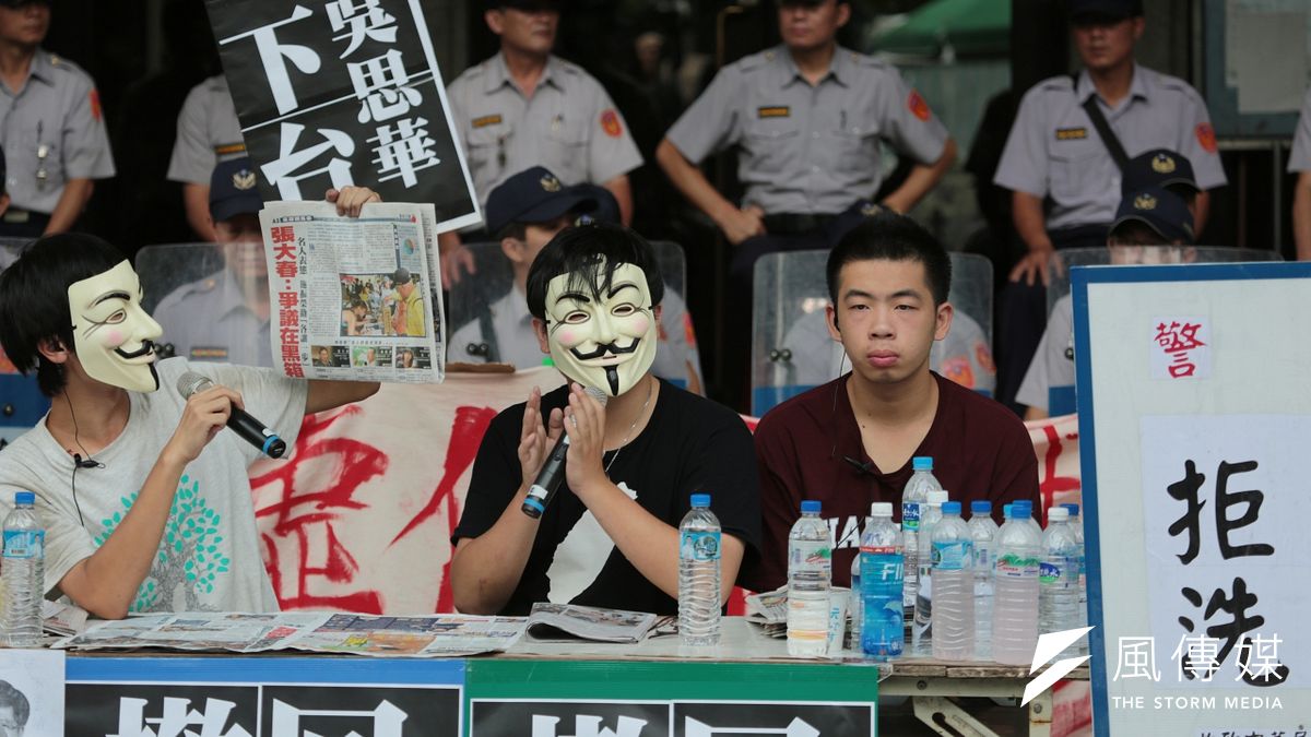在教育部前反課綱的學生,4日上午舉行記者會。(余志偉攝) 在教育部前反課綱的學生,4日上午舉行記者會。(余志偉攝)