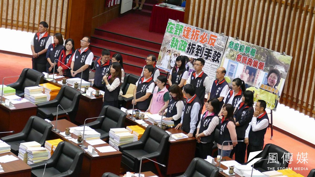 國民黨團17日在高雄市議會內一字排開,強烈抨擊民進黨政府「在野逢拆必反,執政拆到手軟」,高呼「支持市政建設,反對強拆迫遷」。(楊伯祿攝) 國民黨團17日在高雄市議會內一字排開,強烈抨擊民進黨政府「在野逢拆必反,執政拆到手軟」,高呼「支持市政建設,反對強拆迫遷」。(楊伯祿攝)
