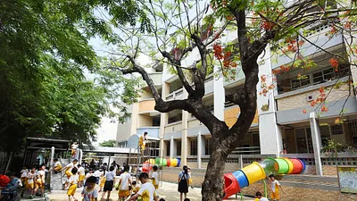 彰化民生國小從走廊溜下的滑梯結合防災教育的特色,除了供學生遊戲用外,更是逃生時的快速通道,符應創意遊戲場貫徹的安全理念。(圖/彰化縣政府提供)