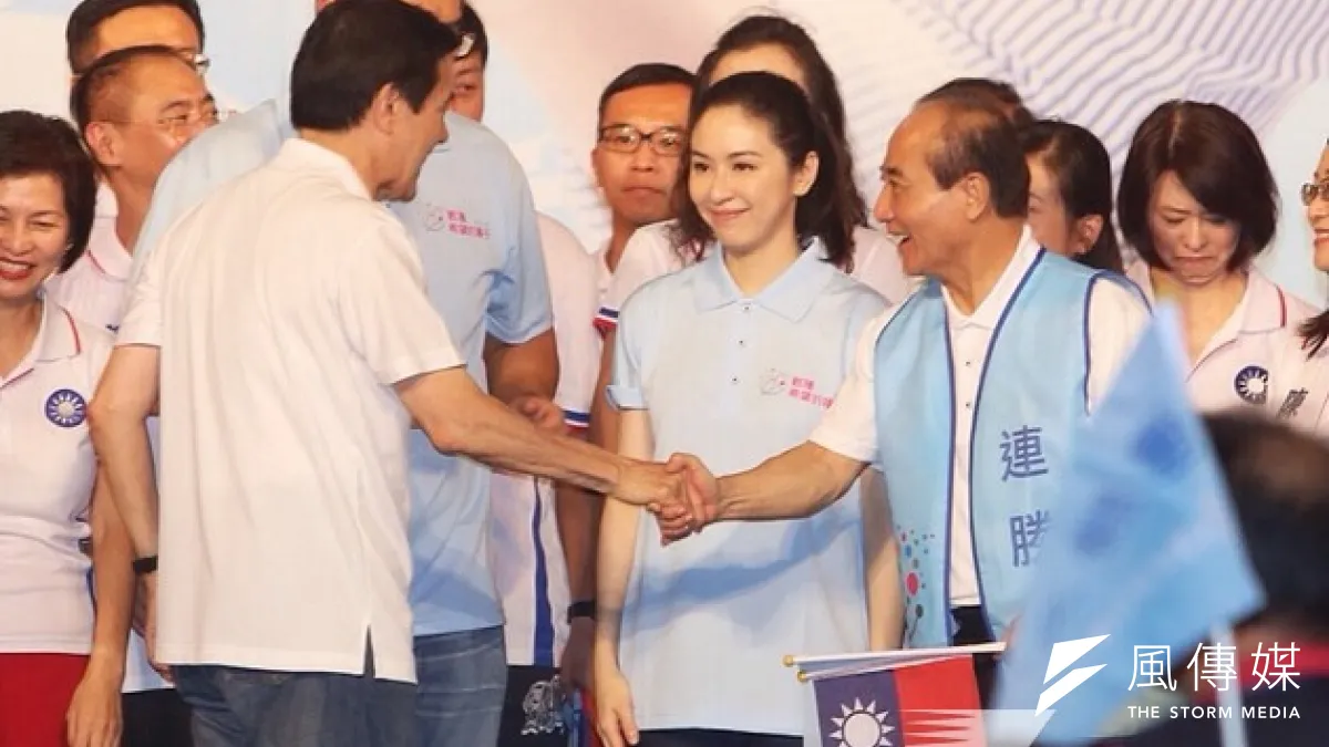 國民黨台北市長參選人連勝文競選總部成立晚會,馬王聯手為連勝文造勢。圖為總統馬英九與立院院長王金平握手。(林韶安攝)