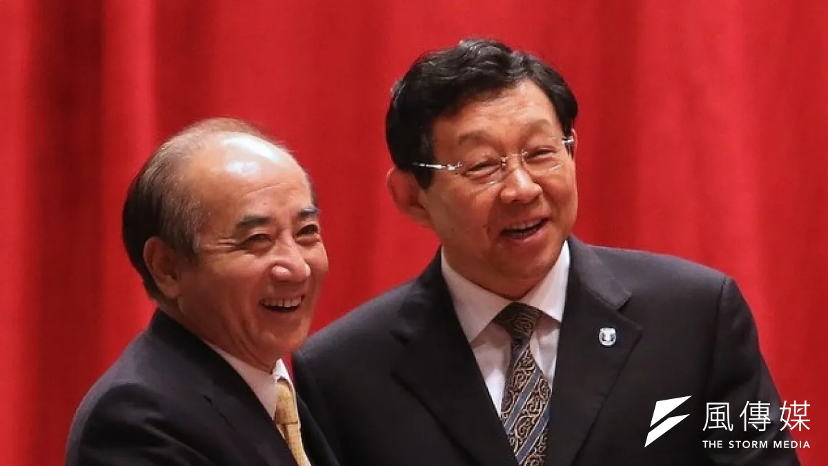 連戰夜宴大陸海協會長陳德銘(右),王金平與陳德銘高調握手引發聯想。 (吳逸驊攝)