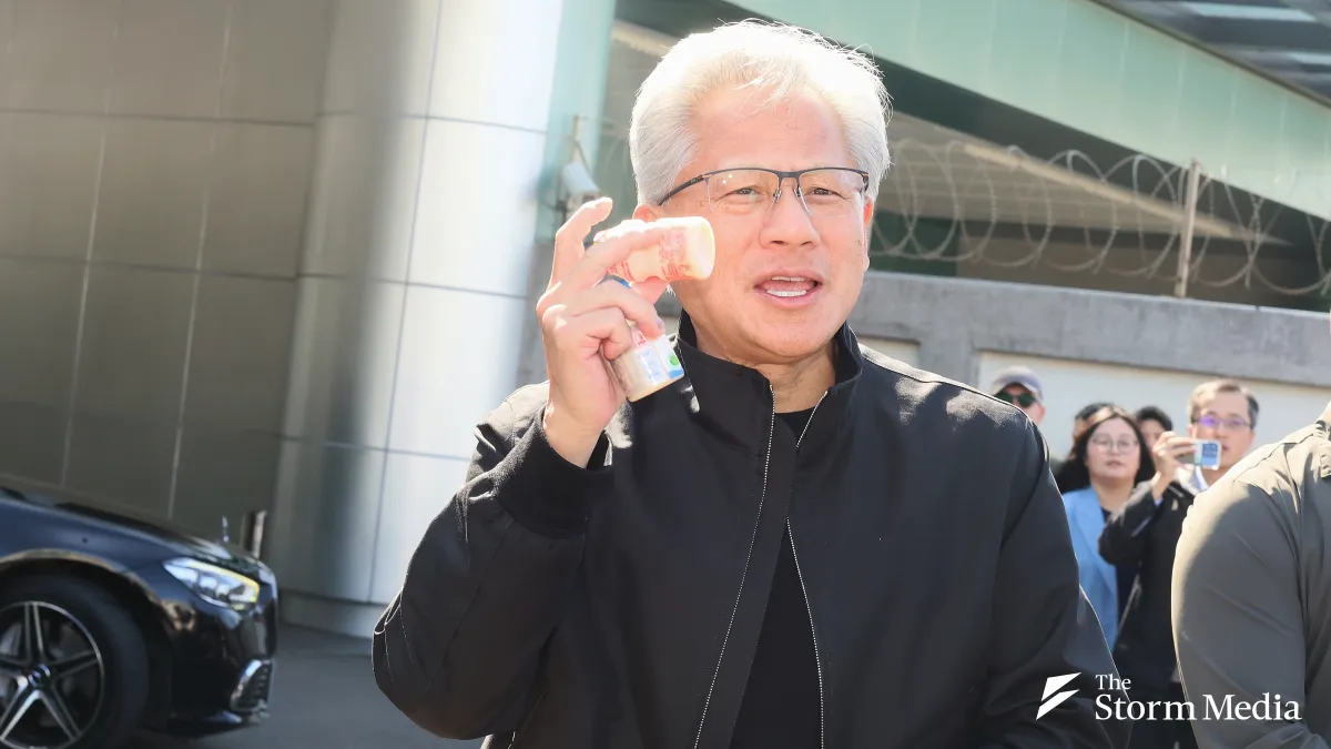 Jensen Huang has repeatedly emphasized that NVIDIA's Taipei operations are growing "very, very fast," with a record number of suppliers and a rapidly expanding customer base actively using NVIDIA technology in AI, robotics, and digital twins. (Photo by Ko