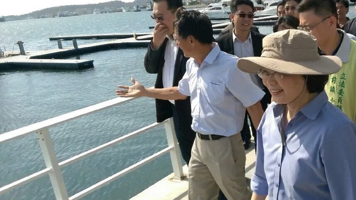 民進黨總統參選人蔡英文(右)在南部走訪高雄碼頭,認為台灣要擺脫「天龍國觀點」。(取自蔡英文臉書)