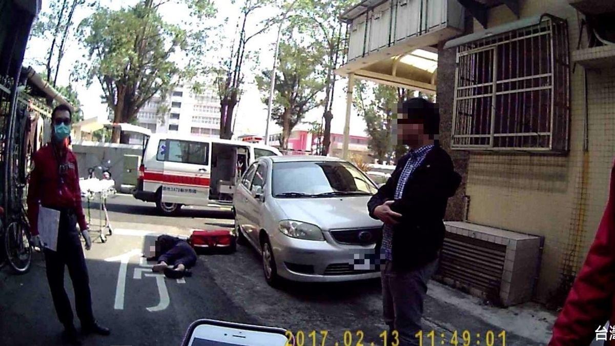 男子醉躺巷口頭撞地 暖警協助送醫 男子醉躺巷口頭撞地 暖警協助送醫