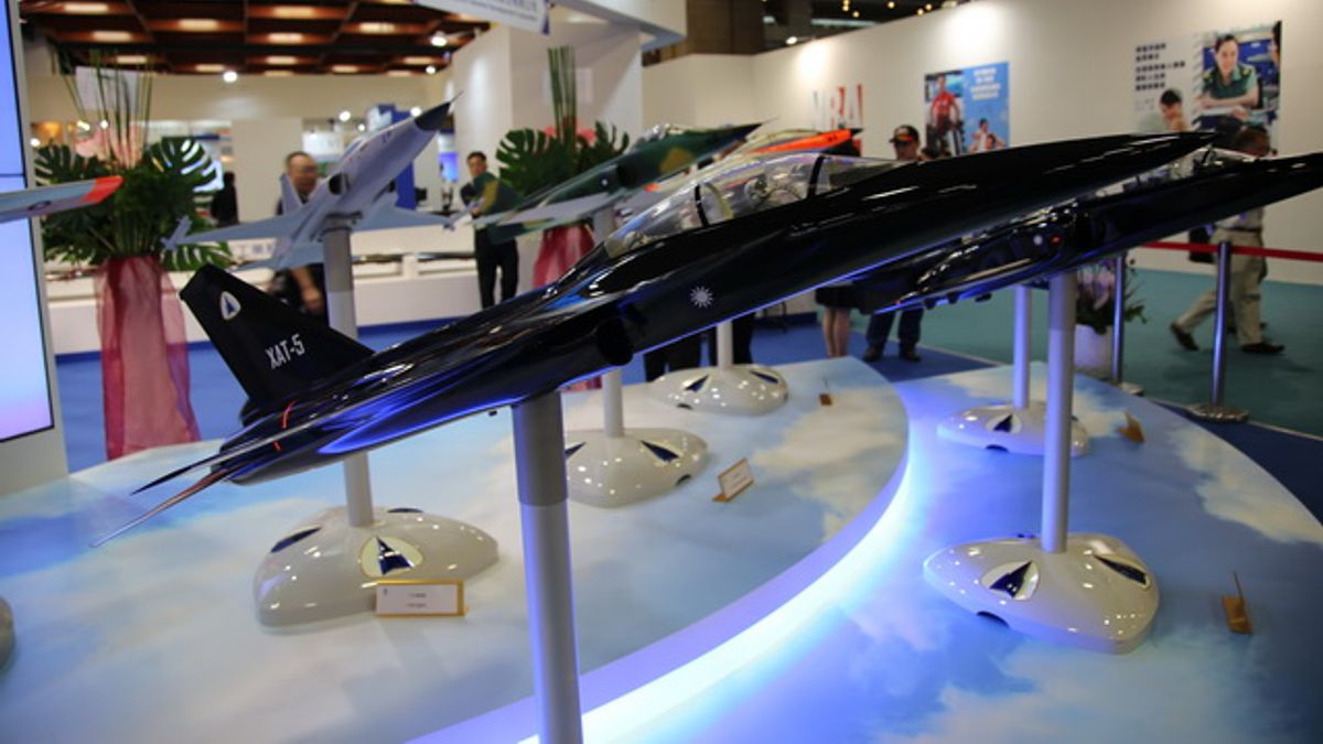 漢翔公司推出自行研發的XAT-5「藍鵲」高教機,與義大利的M346高教機競爭,李奧納多與漢翔公司已從過去的合作盟友,搖身一變成為競爭敵手。(取自微博) 漢翔公司推出自行研發的XAT-5「藍鵲」高教機,與義大利的M346高教機競爭,李奧納多與漢翔公司已從過去的合作盟友,搖身一變成為競爭敵手。(取自微博)