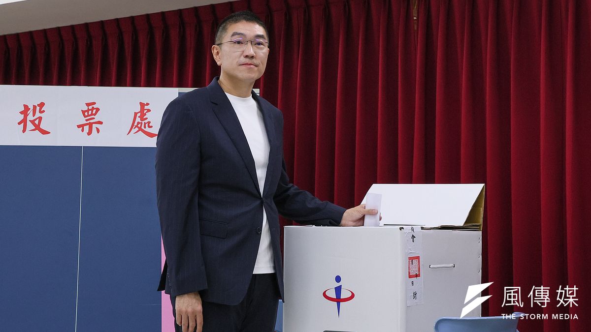 13日朝、投票所で票を投じる基隆市長の謝国樑氏。(撮影:顔麟宇) 13日朝、投票所で票を投じる基隆市長の謝国樑氏。(撮影:顔麟宇)