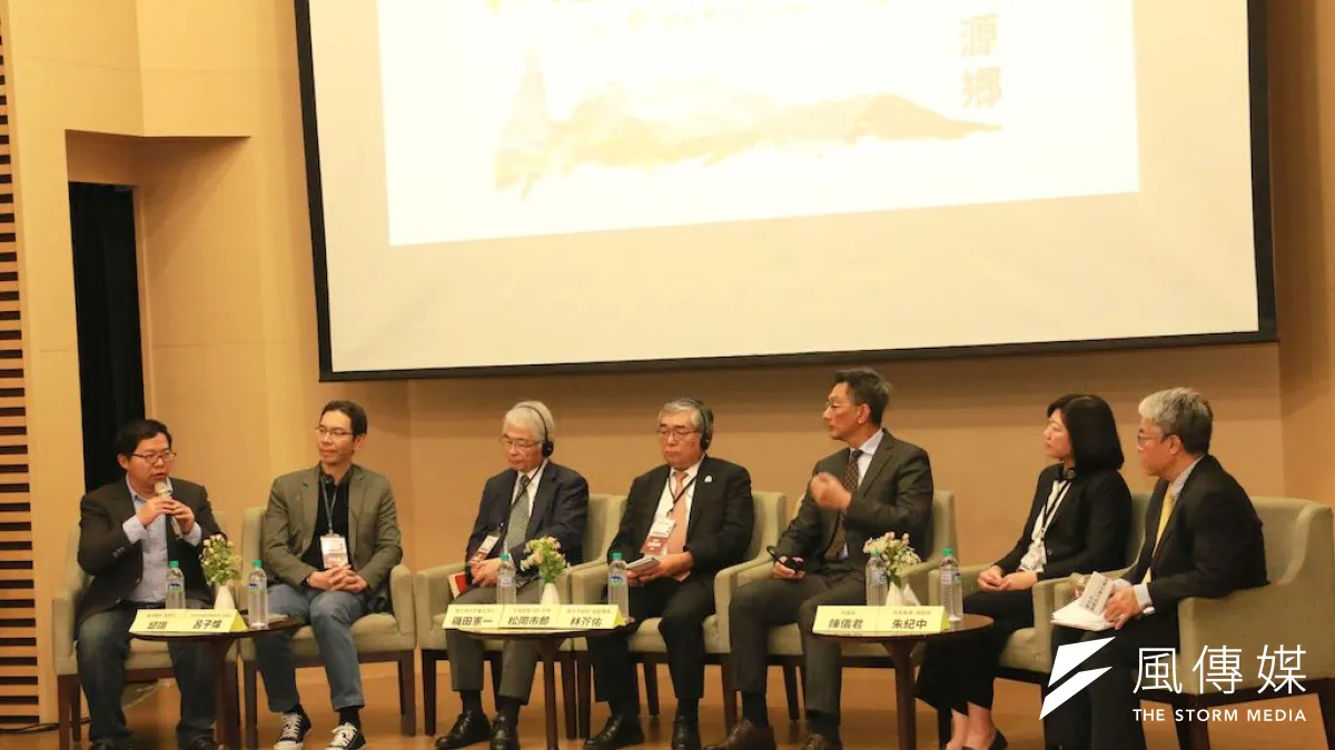 島內散步執行長邱翊(左)、社團法人台灣在地安老推展協會理事長呂子煒(左二)出席國際地方創生論壇提出寶貴建言與現場貴賓及400位民眾交流。 (圖/李梅瑛攝)