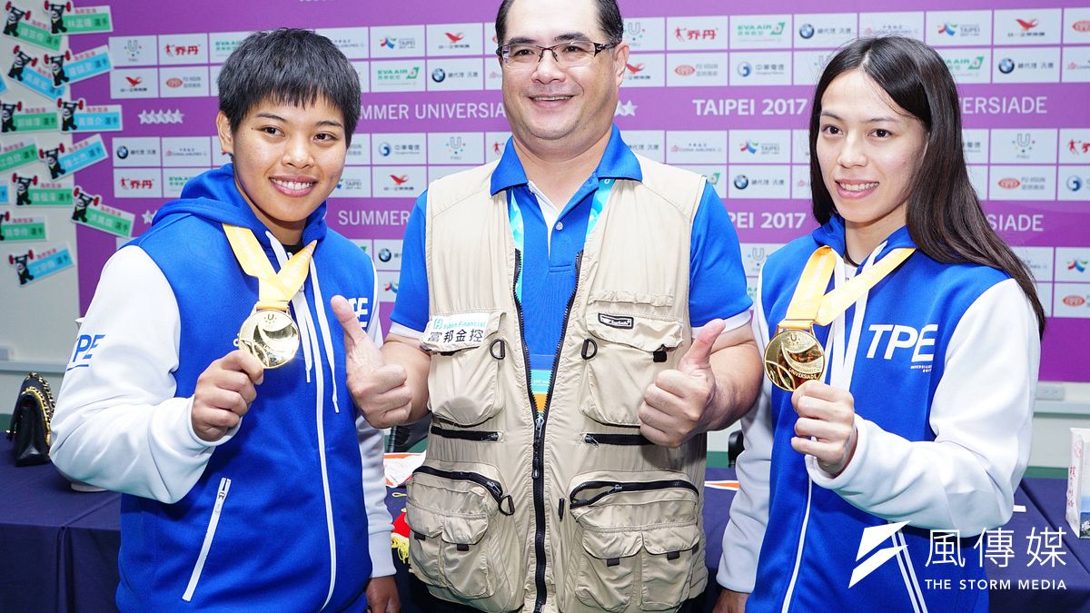 20170823-女子舉重金牌得主洪萬庭(左)、郭婞淳與教練林敬能(中)合影。(盧逸峰攝) 20170823-女子舉重金牌得主洪萬庭(左)、郭婞淳與教練林敬能(中)合影。(盧逸峰攝)