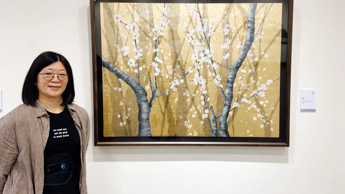 謝淑慧與作品〈梅綻〉合影。(圖/新北市政府提供)