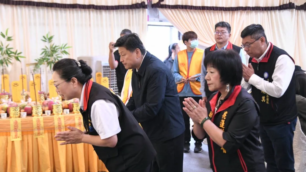 花蓮縣府舉辦「0403震災罹難者頭七功德法會」,花蓮縣長徐榛蔚、立法委員傅崐萁、花蓮縣議會副議長徐雪玉及各界民意代表一同出席上香悼念。(圖/花蓮縣政府提供)