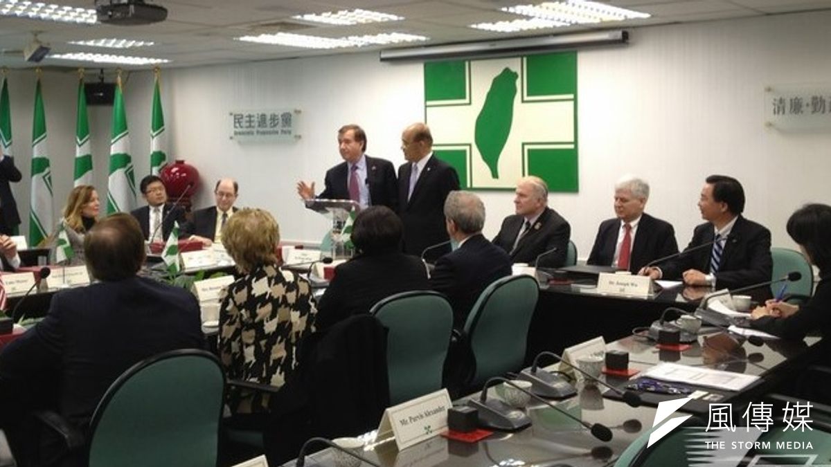 美國眾議院外交關係委員會主席羅伊思(Ed Royce)率訪問團來台,20日上午拜訪民進黨中央,站立者左起為羅伊思及蘇貞昌。(王立柔攝) 美國眾議院外交關係委員會主席羅伊思(Ed Royce)率訪問團來台,20日上午拜訪民進黨中央,站立者左起為羅伊思及蘇貞昌。(王立柔攝)