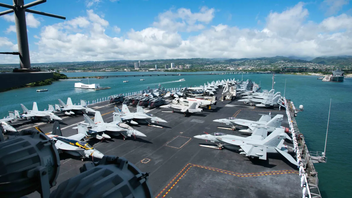 美軍今(15)日證實美軍史坦尼斯號、雷根號航艦打擊群將會合,還將在菲律賓海域進行「多重威脅」的操演。圖為2016年參加演習的美國航空母艦史坦尼斯號(資料照,翻攝US Navy)