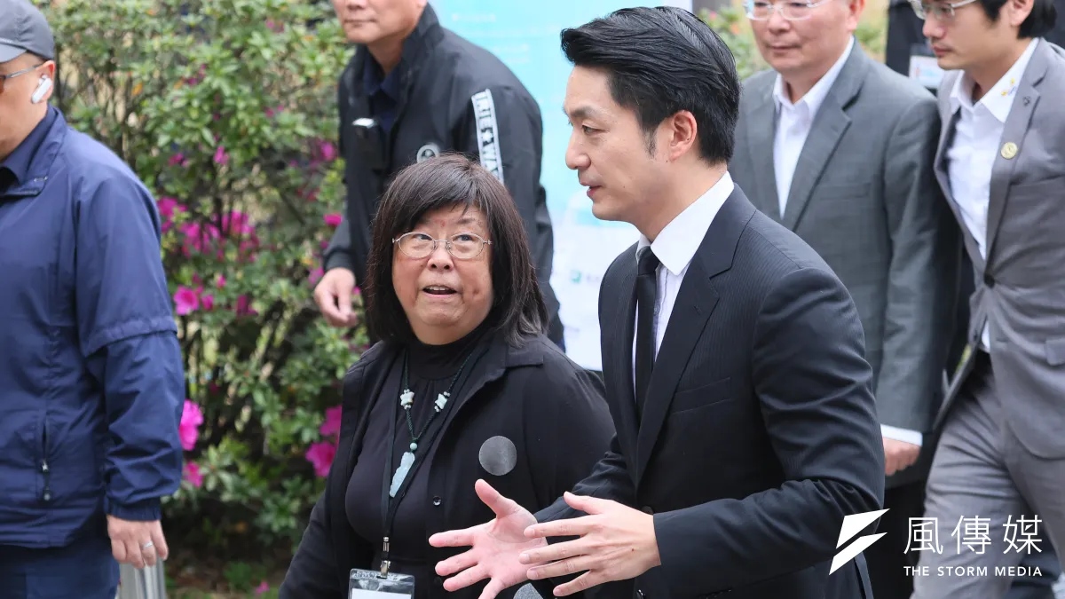 台北市長蔣萬安(右)出席二二八事件77周年紀念追思會。(顏麟宇攝)