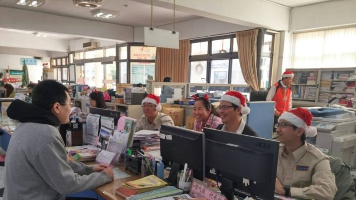 外埔公所耶誕應景 公務員全戴上紅帽子 外埔公所耶誕應景 公務員全戴上紅帽子
