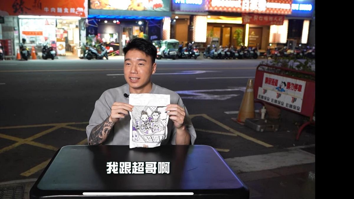 Toyz近日到超哥的雞排店試吃,卻踢爆店裡疑似偷倒廢油進水溝,對此超哥回應了。(圖/翻攝自YouTube) Toyz近日到超哥的雞排店試吃,卻踢爆店裡疑似偷倒廢油進水溝,對此超哥回應了。(圖/翻攝自YouTube)