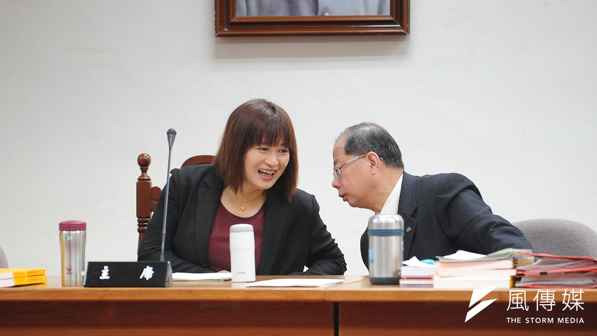 立院經委會20日初審通過民進黨立委蔡培慧(左)所提版本的《水利法》部分條文修正草案,水利署最快年底開始要向用水超過1000度以上的用戶開徵「耗水費」。(資料照,林俊耀攝) 立院經委會20日初審通過民進黨立委蔡培慧(左)所提版本的《水利法》部分條文修正草案,水利署最快年底開始要向用水超過1000度以上的用戶開徵「耗水費」。(資料照,林俊耀攝)