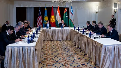 作者認為,台灣參與聯合國體系的訴求,沒有兩岸共識作為支撐基礎,因此無法獲得聯合國的正面回應。圖為2019年第74屆聯合國大會,美國國務卿龐畢歐與中亞五國外長舉行會談。(資料照,AP)