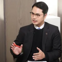 淡江大学戦略研究所の馬準威助理教授は、風傳媒の番組『下班国際線』にて、中国が2025年末に実施した軍事演習に言及した。馬氏は、演習の目的が台湾側の反応や周辺データの収集だけでなく、中国が台湾を封鎖し、外部の米軍や日本軍の介入を阻止できるというメッセージを伝える狙いがあったと述べた。(写真/陳品佑撮影) 淡江大学戦略研究所の馬準威助理教授は、風傳媒の番組『下班国際線』にて、中国が2025年末に実施した軍事演習に言及した。馬氏は、演習の目的が台湾側の反応や周辺データの収集だけでなく、中国が台湾を封鎖し、外部の米軍や日本軍の介入を阻止できるというメッセージを伝える狙いがあったと述べた。(写真/陳品佑撮影)