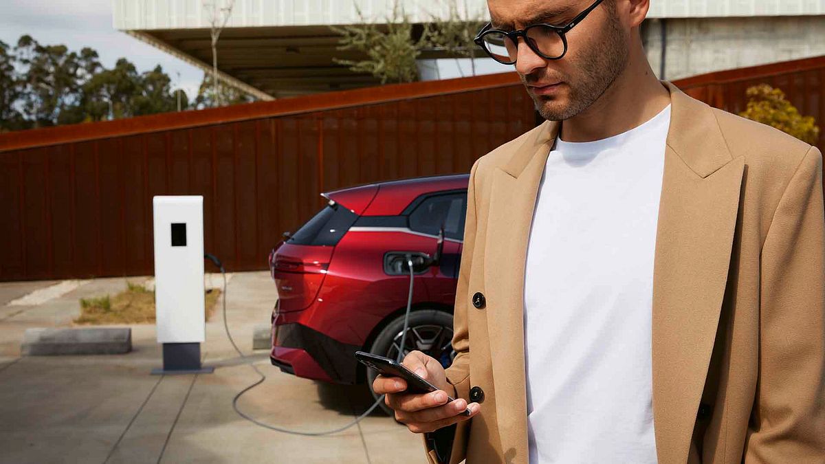 全新BMW iX將頂尖豪華科技與用車生活緊密結合,展演貼近人性也更顯直覺的從容率性用車生活。 全新BMW iX將頂尖豪華科技與用車生活緊密結合,展演貼近人性也更顯直覺的從容率性用車生活。