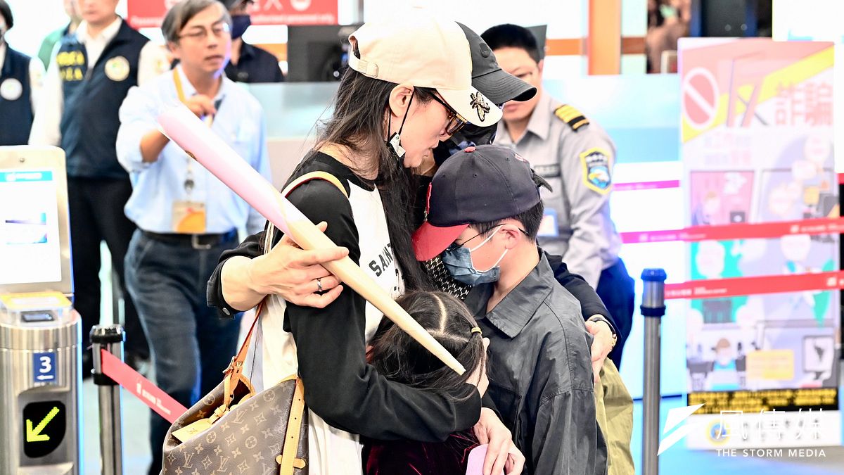 大陸配偶者のインフルエンサー「亜亜」劉振亜(左一)が武力統一に関する発言により処分を受け出国を命じられ、25日に家族と松山空港で抱擁して別れを告げた。(資料写真、顔麟宇撮影) 大陸配偶者のインフルエンサー「亜亜」劉振亜(左一)が武力統一に関する発言により処分を受け出国を命じられ、25日に家族と松山空港で抱擁して別れを告げた。(資料写真、顔麟宇撮影)